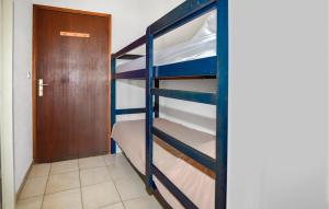 Appartements 1 Bedroom Amazing Apartment In Prunete : photos des chambres