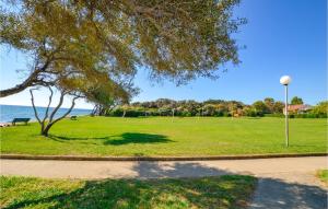 Appartements 1 Bedroom Amazing Apartment In Prunete : photos des chambres