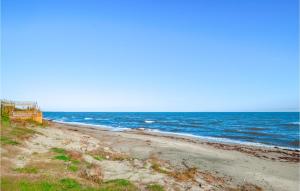 Appartements 1 Bedroom Amazing Apartment In Prunete : photos des chambres