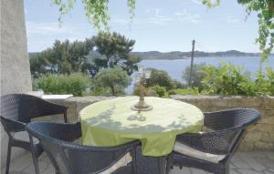 Appartements Stunning Apartment In Istres With Wifi : photos des chambres