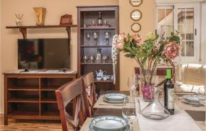 3 Bedroom Cozy Apartment In Sevilla