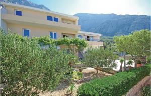 Cozy Home In Makarska With Kitchen