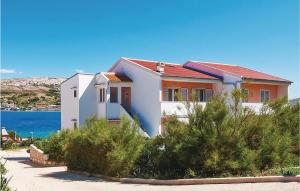 Cozy Apartment In Pag With Kitchen