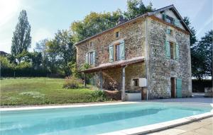 Awesome home in Villefranche-du-Perigo with 3 Bedrooms, Private swimming pool and Outdoor swimming pool