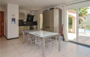 Maisons de vacances Amazing home in Aigues-Mortes with 4 Bedrooms, WiFi and Outdoor swimming pool : photos des chambres