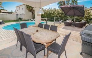 Cozy Home In Aigues-Mortes With Kitchen