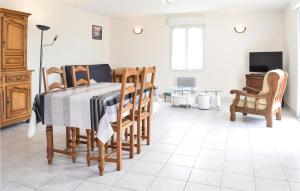 Maisons de vacances Beautiful home in St, Marcouf De LIsle with 2 Bedrooms and WiFi : photos des chambres