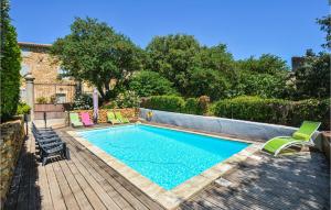 Maisons de vacances Awesome home in Uzs with 5 Bedrooms, Private swimming pool and Outdoor swimming pool : photos des chambres