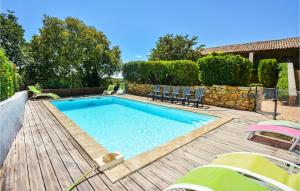 Maisons de vacances Awesome home in Uzs with 5 Bedrooms, Private swimming pool and Outdoor swimming pool : photos des chambres