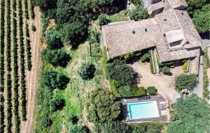 Maisons de vacances Awesome home in Uzs with 5 Bedrooms, Private swimming pool and Outdoor swimming pool : photos des chambres