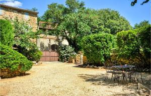 Maisons de vacances 5 Bedroom Lovely Home In Uzs : photos des chambres