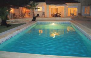 Maisons de vacances Beautiful Home In Thziers With Outdoor Swimming Pool : photos des chambres