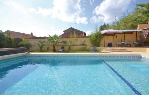 Maisons de vacances Beautiful Home In Thziers With Outdoor Swimming Pool : photos des chambres