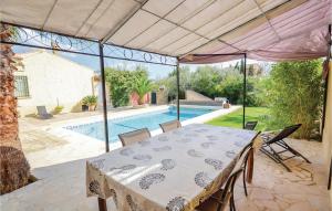 Maisons de vacances Beautiful Home In Thziers With Outdoor Swimming Pool : photos des chambres