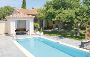 Maisons de vacances Awesome home in Grans with 5 Bedrooms, WiFi and Outdoor swimming pool : photos des chambres