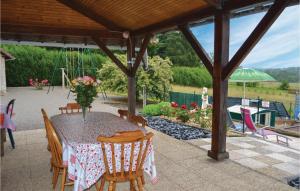 Maisons de vacances 3 Bedroom Amazing Home In Payzac : photos des chambres