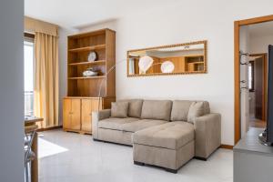 GuestHost - Bright Apartment with Terrace x6