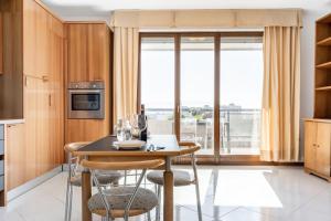 GuestHost - Bright Apartment with Terrace x6