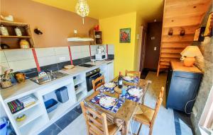 Maisons de vacances Awesome home in Mont-Dol with 1 Bedrooms and WiFi : photos des chambres