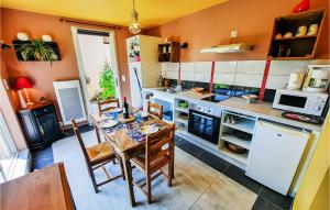 Maisons de vacances Awesome home in Mont-Dol with 1 Bedrooms and WiFi : photos des chambres