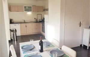 Maisons de vacances Beautiful Home In Erdeven With Wifi : photos des chambres