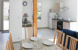 Maisons de vacances Awesome home in Erdeven with 5 Bedrooms and WiFi : photos des chambres