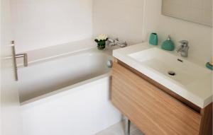 Maisons de vacances Beautiful Home In Erdeven With Wifi : photos des chambres