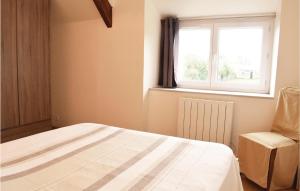 Maisons de vacances 3 Bedroom Cozy Home In Englesqueville Percee : photos des chambres