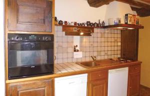 Maisons de vacances Nice Home In Quettehou With 4 Bedrooms And Wifi : photos des chambres
