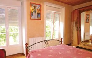 Maisons de vacances Nice home in Quettehou with 4 Bedrooms and WiFi : photos des chambres