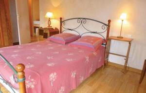 Maisons de vacances Nice home in Quettehou with 4 Bedrooms and WiFi : photos des chambres