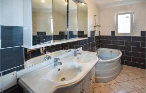 Maisons de vacances Stunning Home In Baix With Outdoor Swimming Pool : photos des chambres