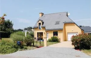 3 Bedroom Cozy Home In Lamballe-Armor - Le Poirier