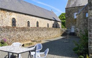 Maisons de vacances Stunning Home In Gouville-sur-mer With Kitchen : photos des chambres