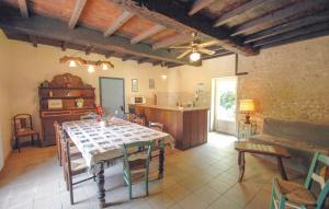 Maisons de vacances Holiday home Grignols with a Fireplace 324 : photos des chambres