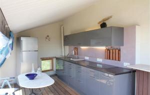 Maisons de vacances Three-Bedroom Holiday Home in Manas : photos des chambres