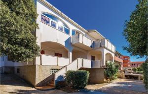 Stunning Apartment In Mandre With Wifi