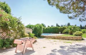 Maisons de vacances Beautiful Home In Caderousse With 7 Bedrooms, Private Swimming Pool And Outdoor Swimming Pool : photos des chambres