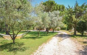 Maisons de vacances Beautiful Home In Caderousse With 7 Bedrooms, Private Swimming Pool And Outdoor Swimming Pool : photos des chambres