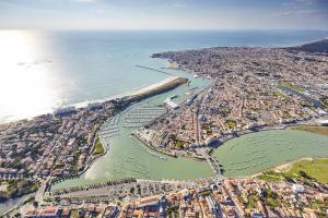 Appartements Un appartement avec acces plage a Saint Gilles vue mer comme sur un bateau : photos des chambres