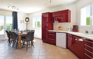 Maisons de vacances Amazing home in Creances with 4 Bedrooms and WiFi : photos des chambres