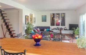 Maisons de vacances Beautiful Home In Balaruc-les-bains With 4 Bedrooms, Wifi And Private Swimming Pool : photos des chambres