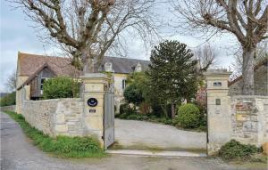 Maisons de vacances Awesome home in Barbery with 6 Bedrooms and WiFi : photos des chambres