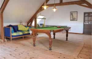 Maisons de vacances Awesome home in Barbery with 6 Bedrooms and WiFi : photos des chambres