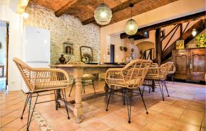 Maisons de vacances Amazing home in St Privat des Vieux with 4 Bedrooms, WiFi and Outdoor swimming pool : photos des chambres