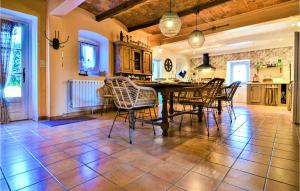Maisons de vacances Amazing home in St Privat des Vieux with 4 Bedrooms, WiFi and Outdoor swimming pool : photos des chambres