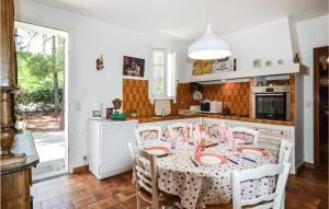 Lovely Home In Roussillon With Kitchen