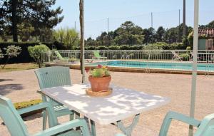 Maisons de vacances Stunning home in Roussillon with 3 Bedrooms, WiFi and Outdoor swimming pool : photos des chambres