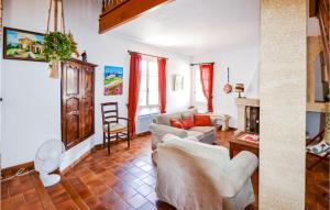 Maisons de vacances Lovely Home In Roussillon With Kitchen : photos des chambres