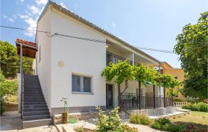 Amazing Apartment In Vlasici